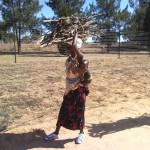 Африканска майка, носи дърва за огрев и малкото си, докато се разхожда