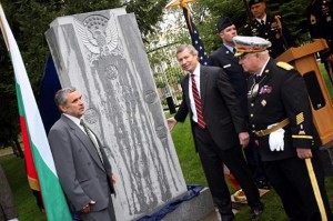Паметник на американските летци , избили няколко хиляди софиянци и българските летци от паметника в ляво